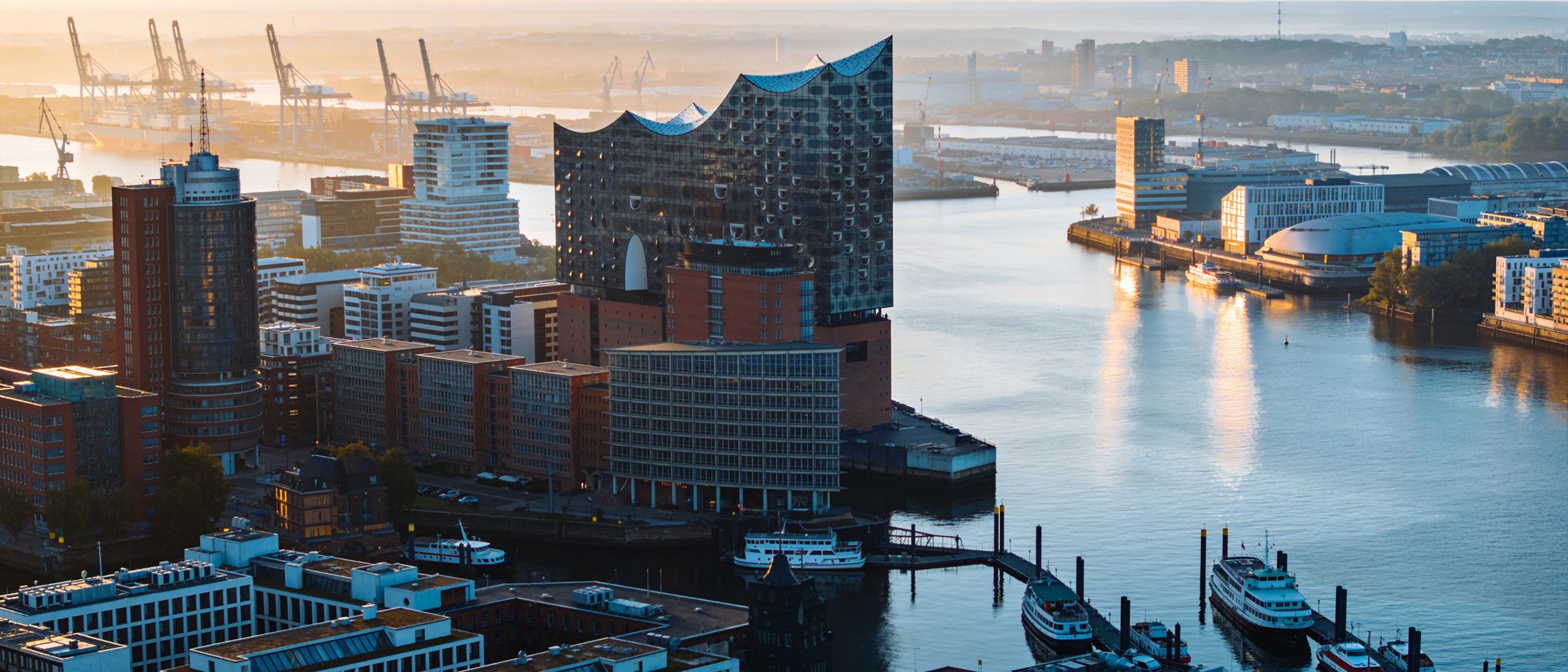 Luftaufnahme von Hamburg mit Elbphilharmonie und HafenCity